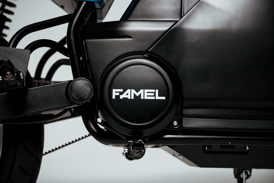Pormenor da transmissão e da tampa com a marca FAMEL.