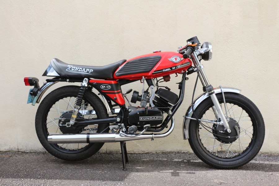 Uma FAMEL XF-17 vermelha, com motor Zündapp, encostada a uma parede.